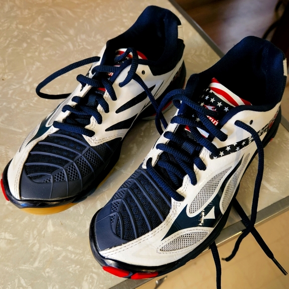 Mizuno Shoes - Mizuno volleyball shoes.  Size 6.5 womens